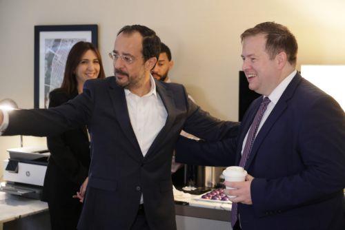 Ο Πρόεδρος της Δημοκρατίας κ. Νίκος Χριστοδουλίδης σε συνάντηση με τον Υφυπουργό για την Ευρώπη και τη Βόρεια Αμερική του Ηνωμένου Βασιλείου κ. Stephen Doughty, στο περιθώριο της άτυπης διευρυμένης συνάντησης για την Κύπρο.