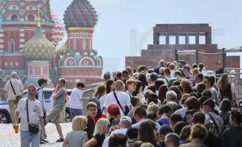 epa12242929 People wait in line to visit Lenin's Mausoleum on the Red Square during the last day of its operation, in Moscow, Russia, 17 July 2025. The Federal Security Service (FSB) announced the mausoleum will be closed to visitors starting on 19 July.  EPA/YURI KOCHETKOV