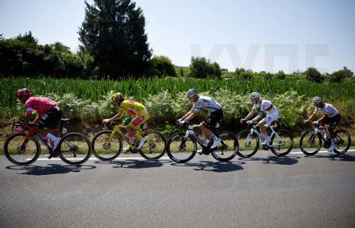 epa12243026 (from L) Italian rider Vincenzo Albanese of EF Education - EasyPost team, Yellow Jersey overall leader Irish rider Ben Healy of EF Education - EasyPost team, French rider Pavel Sivakov of UAE Team Emirates, Slovenian rider Tadej Pogacar of UAE Team Emirates and Ecuadorian rider Jhonatan Narvaez of UAE Team Emirates in action during the 12th...