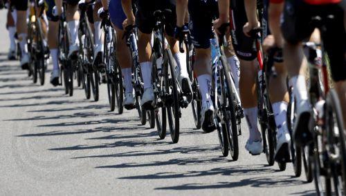 epa12243042 The peleton in action during the 12th stage of the Tour de France cycling race over 180.6km from Auch to Hautacam, France, 17 July 2025.  EPA/MARTIN DIVISEK
