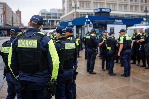epa12243131 Police officers gather in front of the Alexanderplatz police station prior to random checks of passengers at the beginning of a no-knife policy in public transport in public transport at the Alexanderplatz station in Berlin, Germany, 17 July 2025.  EPA/CLEMENS BILAN