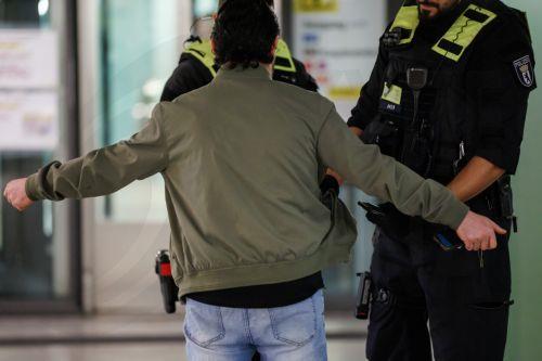 epa12243134 Police officers conduct checks on a passenger at the beginning of a no-knife policy in public transport in public transport at the Alexanderplatz station in Berlin, Germany, 17 July 2025.  EPA/CLEMENS BILAN