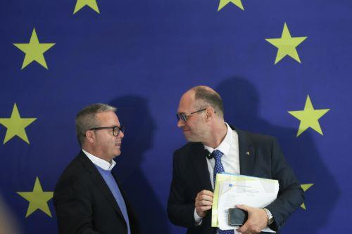 epa12246007 The deputy head of the European Union (EU) Election Observation Mission, Alexander Gray (L), and the head of the European Union (EU) Election Observation Mission, Davor Stier, attend a press conference in La Paz, Bolivia, 18 July 2025. The mission will mobilize more than 100 observers, including seven European parliamentarians, in the process of...
