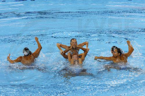 epa12246549 Team Brazil competes in the Team Free preliminaries of artistic swimming at the World Aquatics Championships Singapore 2025 in Singapore, 19 July 2025.  EPA/RUNGROJ YONGRIT