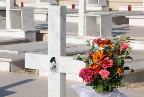 Από την επιμνημόσυνη δέηση υπέρ των πεσόντων αξιωματικών και οπλιτών κατά την τουρκική εισβολή του 1974 που τελέστηκε το πρωί στο στρατιωτικό κοιμητήριο στον Τύμβο Μακεδονίτισσας. Στην τελετή παρέστησαν ο Πρόεδρος της Κυπριακής Δημοκρατίας, Νίκος Χριστοδουλίδης καθώς και εκπρόσωποι κομμάτων, η ηγεσία της Εθνικής Φρουράς και της Αστυνομίας, εκπρόσωποι...