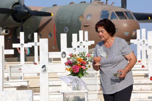 Συγγενείς στον τάφο του αγαπημένου τους προσώπου κατά τη διάρκεια επιμνημόσυνης δέησης που διοργανώνεται κάθε χρόνο στο στρατιωτικό κοιμητήριο στον Τύμβο Μακεδονίτισσας για όλους τους στρατιώτες που έχασαν τη ζωή τους πολεμώντας στην τουρκική εισβολή το 1974 στην Κύπρο, Κυριακή 20 Ιουλίου 2025. Φέτος συμπληρώνονται 51 χρόνια από την τουρκική εισβολή στην...