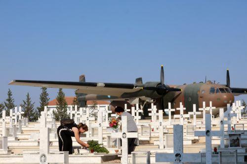 Συγγενείς στον τάφο του αγαπημένου τους προσώπου κατά τη διάρκεια επιμνημόσυνης δέησης που διοργανώνεται κάθε χρόνο στο στρατιωτικό κοιμητήριο στον Τύμβο Μακεδονίτισσας για όλους τους στρατιώτες που έχασαν τη ζωή τους πολεμώντας στην τουρκική εισβολή το 1974 στην Κύπρο, Κυριακή 20 Ιουλίου 2025. Φέτος συμπληρώνονται 51 χρόνια από την τουρκική εισβολή στην...