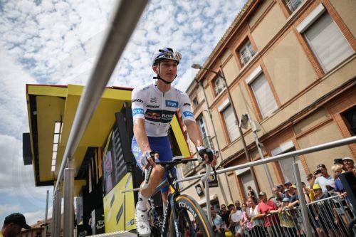 epa12249112 German rider Florian Lipowitz of Red Bull - BORA - hansgrohe team stands during the 15th stage of the Tour de France cycling race over 169.3km from Muret to Carcassonne, France, 20 July 2025.  EPA/CHRISTOPHE PETIT TESSON