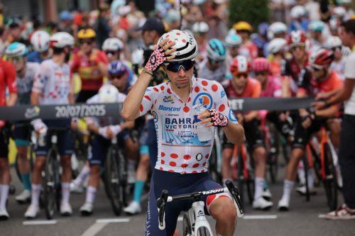 epa12249149 French rider Lenny Martinez of Bahrain - Victorious team stands during the 15th stage of the Tour de France cycling race over 169.3km from Muret to Carcassonne, France, 20 July 2025.  EPA/CHRISTOPHE PETIT TESSON