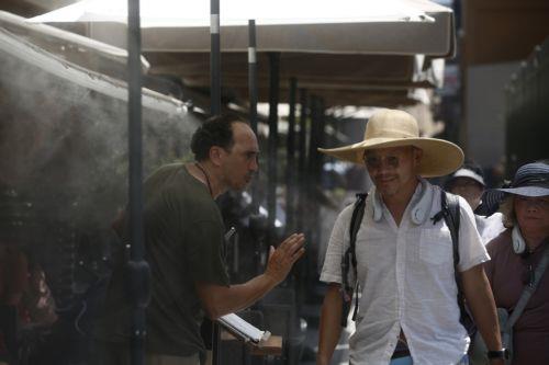 Ένας υπάλληλος εστιατορίου προσελκύει τουρίστες στεκόμενος μπροστά από μηχανισμό που ψεκάζει νερό, κατά τη διάρκεια καύσωνα στο κέντρο της Αθήνας, Πέμπτη 24 Ιουλίου 2025. Πολύ υψηλή έως και ακραία θερμική επιβάρυνση αναμένεται σήμερα και αύριο σε πολλές περιοχές της Ελλάδας λόγω του ισχυρού κύματος καύσωνα που επικρατεί στη χώρα. Σύμφωνα με τα νεότερα...