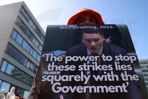 epa12260752 A participant holds a placard as resident doctors rally on strike outside St. Thomas’s hospital in London, Britain, 25 July 2025. Resident doctors have begun a five-day strike across England and Wales over pay and work conditions.  EPA/ANDY RAIN