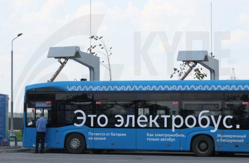 epa12261193 Electric city buses charge at a charging point in Moscow, Russia, 25 July 2025.  EPA/MAXIM SHIPENKOV