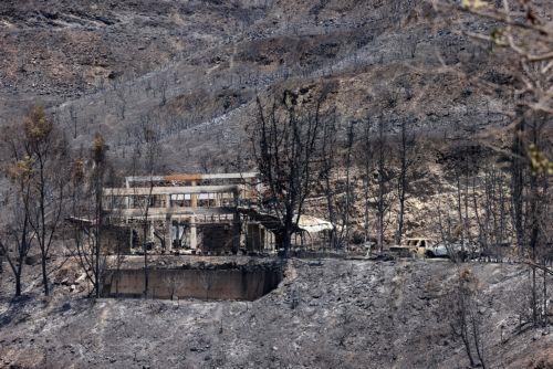 Καμένη γη άφησε πίσω της η καταστροφική πυρκαγιά στην Επαρχία Λεμεσού, Παρασκευή 25 Ιουλίου 2025. ΚΥΠΕ/ΚΑΤΙΑ ΧΡΙΣΤΟΔΟΥΛΟΥ