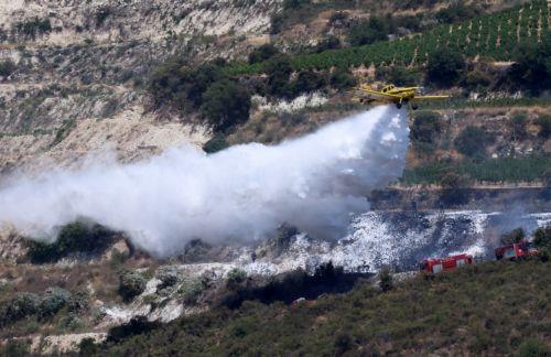 Εναέριες και επίγειες δυνάμεις καταβάλλουν προσπάθειες να κατασβέσουν αναζωπύρωση της πυρκαγιάς στην περιοχή του Ομόδους, Παρασκευή 24 Ιουλίου 2025. ΚΥΠΕ/ΚΑΤΙΑ ΧΡΙΣΤΟΔΟΥΛΟΥ
