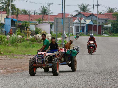 epa12267468 People flee their homes near the Cambodia-Thailand border in Oddar Meanchey province, northwest of Cambodia, 28 July 2025. Thai-Cambodian border clashes continued for a fifth day on 27 July. Cambodian Prime Minister Hun Manet will attend a Malaysia-hosted meeting, co-organized by the US and joined by China, aiming for a ceasefire on 28 July. ...