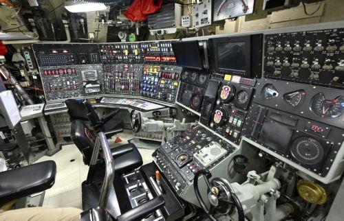 epa12271802 The control station is seen aboard the USS Ohio, the first Ohio-class submarine to pull into the Port of Brisbane, Australia, 30 July 2025. The USS Ohio which is a nuclear-powered guided-missile submarine with 150 crew is visiting Brisbane.  EPA/DARREN ENGLAND NO ARCHIVING AUSTRALIA AND NEW ZEALAND OUT