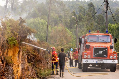 epa12273292 Firefighters try to extinguish a forest fire in Melres, Portugal, 30 July 2025. The villages of Montezelo and Altocentro, in Melres, in the municipality of Gondomar, are threatened by flames from the fire that started on 29 July in Penafiel.  EPA/DIOGO BAPTISTA