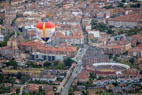 epa12274980 A hot air balloon flies during the celebration of the XXV International Hot Air Balloon Regatta 'Haro, capital of Rioja' and the XLI Spanish Aerostation Championship, in Haro, La Rioja, Spain, 31 July 2025. The events take place from 30 July to 03 August.  EPA/RAQUEL MANZANARES