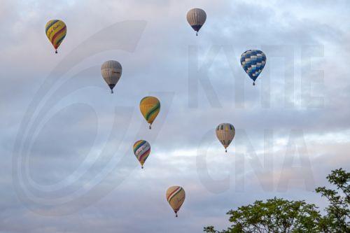 epa12274982 Hot air balloons fly during the celebration of the XXV International Hot Air Balloon Regatta 'Haro, capital of Rioja' and the XLI Spanish Aerostation Championship, in Haro, La Rioja, Spain, 31 July 2025. The events take place from 30 July to 03 August.  EPA/RAQUEL MANZANARES