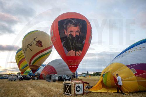 epa12274983 Hot air balloons are prepared to participate during the celebration of the XXV International Hot Air Balloon Regatta 'Haro, capital of Rioja' and the XLI Spanish Aerostation Championship, in Haro, La Rioja, Spain, 31 July 2025. The events take place from 30 July to 03 August.  EPA/RAQUEL MANZANARES