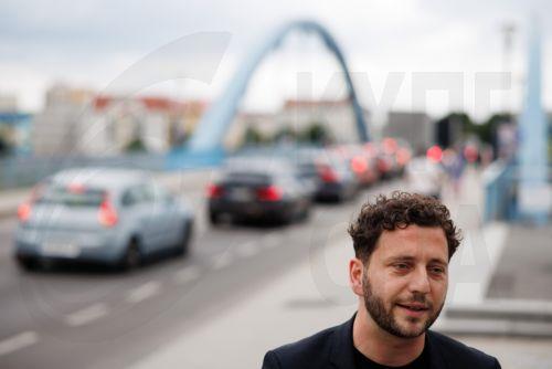 epa12275092 Germany's Green party (Die Gruenen) co-chair Felix Banaszak talks to media during a visit to the federal police border checkpoint at the city bridge in Frankfurt (Oder), Germany, 31 July 2025. Banaszak is on a summer tour through Germany. Temporary border checks were reintroduced by the Polish government from 07 July to 05 August 2025 on the...
