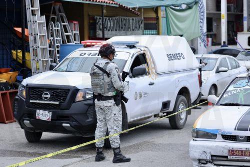 epa12275953 National Guard (GN) personnel guard the site where two bodies were found inside a taxi in Acapulco, Mexico, 31 July 2025. The Mexican resort town of Acapulco recorded six murders, including one woman, in less than 24 hours. Three of the victims were beheaded, while the woman was found with a tourniquet and signs of torture, security authorities...