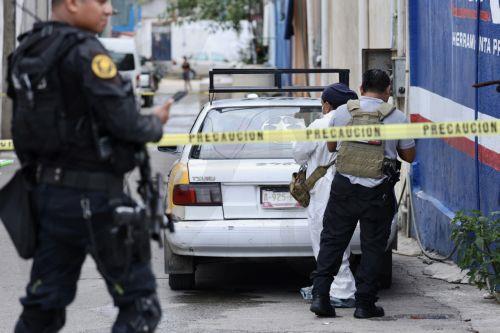 epa12275952 Forensic experts work at the scene where two bodies were found inside a taxi in Acapulco, Mexico, 31 July 2025. The Mexican resort town of Acapulco recorded six murders, including one woman, in less than 24 hours. Three of the victims were beheaded, while the woman was found with a tourniquet and signs of torture, security authorities reported. ...