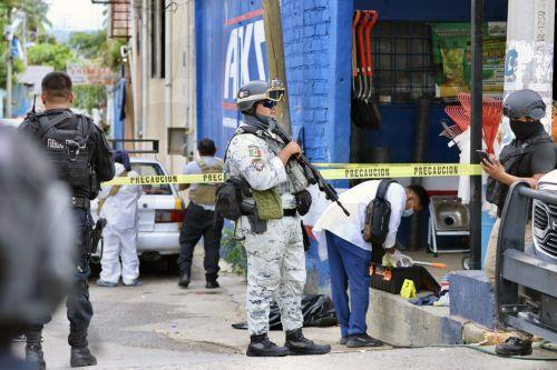 epaselect epa12275954 National Guard (GN) personnel and state police guard the site where two bodies were found inside a taxi in Acapulco, Mexico, 31 July 2025. The Mexican resort town of Acapulco recorded six murders, including one woman, in less than 24 hours. Three of the victims were beheaded, while the woman was found with a tourniquet and signs of...