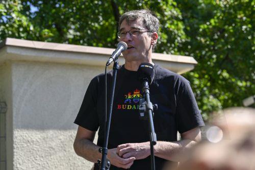 epa12276904 Budapest Mayor Gergely Karacsony speaks to the media in front of the National Investigation Bureau in Budapest, Hungary, 01 August 2025. Karacsony will be questioned as a suspect in connection with the organization of the Budapest Pride event.  EPA/Tamas Purger HUNGARY OUT