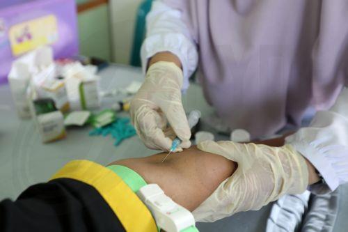 epa12282567 A man (L) receives an injection shot at the community health center during free health checks for older people and children in Banda Aceh, Indonesia, 04 August 2025. The Aceh local government conducts free health checks as part of Indonesia’s free medical check-up program, aiming to reach 60 million people by the end of 2025. The total target...