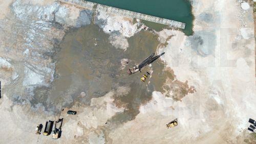 Φωτογραφία τραγμένη με drone που εικονίζει άποψη των εργασιών που γίνονται για την νέα μαρίνα στο Ναύπλιο, Δευτέρα 4 Αυγούστου 2025.  Η ΤΕΚΑΛ που είναι η ανάδοχος εταιρεία μέσω της NAFPLIO MARINA M.A.E ,προχωρά τις εργασίες για τη νέα μαρίνα.  Σημαντικό μέρος των έργων δεν είναι μόνο η διευρυμένη δυνατότητα  φιλοξενίας σκαφών αλλά και οι χερσαίες...