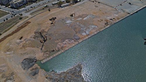 Φωτογραφία τραγμένη με drone που εικονίζει άποψη των εργασιών που γίνονται για την νέα μαρίνα στο Ναύπλιο, Δευτέρα 4 Αυγούστου 2025.  Η ΤΕΚΑΛ που είναι η ανάδοχος εταιρεία μέσω της NAFPLIO MARINA M.A.E ,προχωρά τις εργασίες για τη νέα μαρίνα.  Σημαντικό μέρος των έργων δεν είναι μόνο η διευρυμένη δυνατότητα  φιλοξενίας σκαφών αλλά και οι χερσαίες...