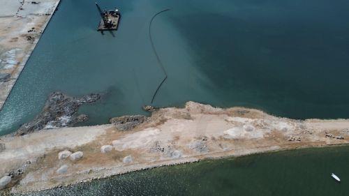 Φωτογραφία τραγμένη με drone που εικονίζει άποψη των εργασιών που γίνονται για την νέα μαρίνα στο Ναύπλιο, Δευτέρα 4 Αυγούστου 2025.  Η ΤΕΚΑΛ που είναι η ανάδοχος εταιρεία μέσω της NAFPLIO MARINA M.A.E ,προχωρά τις εργασίες για τη νέα μαρίνα.  Σημαντικό μέρος των έργων δεν είναι μόνο η διευρυμένη δυνατότητα  φιλοξενίας σκαφών αλλά και οι χερσαίες...