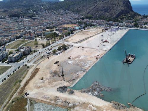 Φωτογραφία τραγμένη με drone που εικονίζει άποψη των εργασιών που γίνονται για την νέα μαρίνα στο Ναύπλιο, Δευτέρα 4 Αυγούστου 2025.  Η ΤΕΚΑΛ που είναι η ανάδοχος εταιρεία μέσω της NAFPLIO MARINA M.A.E ,προχωρά τις εργασίες για τη νέα μαρίνα.  Σημαντικό μέρος των έργων δεν είναι μόνο η διευρυμένη δυνατότητα  φιλοξενίας σκαφών αλλά και οι χερσαίες...