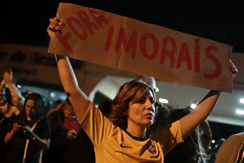 epa12283660 Supporters of former Brazilian President Jair Bolsonaro protest outside the condominium where his home is located in Brasilia, Brazil, 04 August 2025. Bolsonaro’s defense team claimed that the far-right leader did not violate the restrictions imposed on him by the Supreme Court nor commit any crime, and therefore argued that the decision to...
