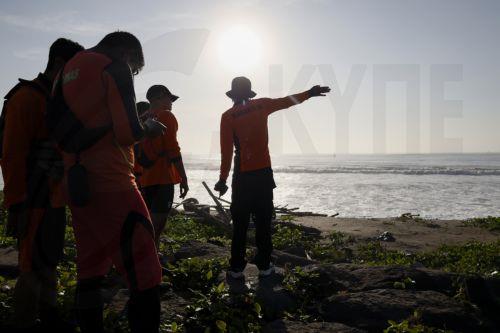 epa12285491 Rescuers conduct search operations following the capsize of a tourist fastboat near Sanur Port in Bali, Indonesia, 06 August 2025. Two Chinese nationals are dead and one crew member is missing, while 77 have been rescued, after a tourist fast boat carrying 80 passengers traveling from Nusa Penida to Bali on 05 August capsized near Sanur Port,...