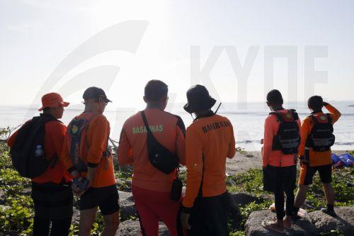 epa12285496 Rescuers conduct search operations following the capsize of a tourist fastboat near Sanur Port in Bali, Indonesia, 06 August 2025. Two Chinese nationals are dead and one crew member is missing, while 77 have been rescued, after a tourist fast boat carrying 80 passengers traveling from Nusa Penida to Bali on 05 August capsized near Sanur Port,...
