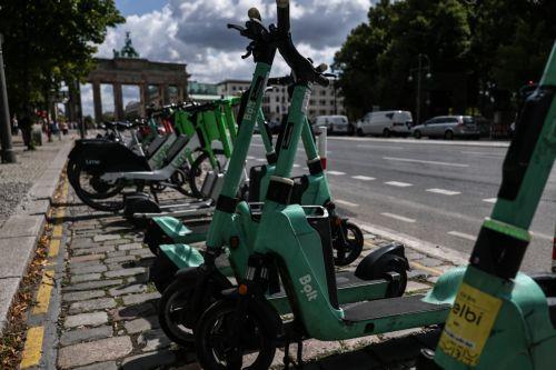 epa12286254 E-scooters from sharing companies park near  Brandenburg Gate in Berlin, Germany, 06 August 2025. According to a representative Civey poll conducted for Tagesspiegel newspapers, 61 percent of Berliners support a ban on shared e-scooters. Despite growing criticism, the Berlin city Senate refuses to take action.  EPA/FILIP SINGER