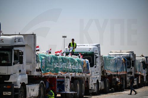 epa12286324 Trucks loaded with humanitarian aid bound for the Gaza Strip wait at the Rafah Border gate, between Egypt and the Gaza Strip, Rafah, North Sinai Governorate, Egypt, 06 August 2025.  EPA/MOHAMED HOSSAM