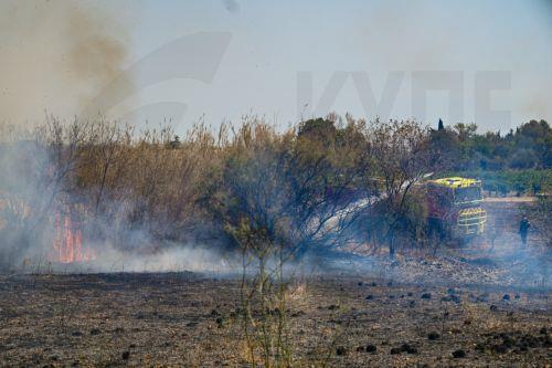 epa12288198 A fire engine tackles a brush fire in Saint-Laurent-de-la-Cabrerisse, Aude department, as a wildfire continues to spread in southern France, 07 August 2025. Some 16,000 hectares have been burned so far and at least one person died in one of the biggest wildfires in France since 1949.  EPA/PHILIPPE MAGONI