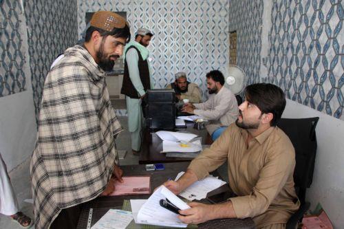 epa12288354 Afghans register with authorities for a labor program to work in Qatar, in Kandahar, Afghanistan, 07 August 2025. More than 15,000 Afghans have registered for a labor program to work in Qatar, far exceeding the 3,100-worker quota agreed upon between the Taliban government and Doha. The mass turnout at registration centers in Kabul highlights...