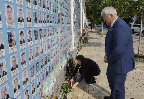 epa12288470 Romania's Foreign Minister Oana Toiu (L) and Ukrainian Foreign Minister Andrii Sybiha (R) visit the Memory Wall of the Fallen Defenders of Ukraine to pay their respects and lay flowers in Kyiv, Ukraine, 07 August 2025. The Romanian foreign minister visited Ukraine to meet with senior Ukrainian officials amid the Russian invasion.  EPA/SERGEY...