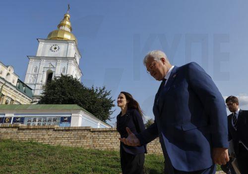 epa12288479 Romania's Foreign Minister Oana Toiu (L) and Ukrainian Foreign Minister Andrii Sybiha (R) chat as they walk in downtown Kyiv, Ukraine, 07 August 2025. The Romanian foreign minister visited Ukraine to meet with senior Ukrainian officials amid the Russian invasion.  EPA/SERGEY DOLZHENKO