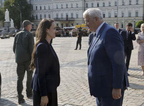 epa12288485 Romania's Foreign Minister Oana Toiu (L) is welcomed by Ukrainian Foreign Minister Andrii Sybiha (R) in Kyiv, Ukraine, 07 August 2025. The Romanian foreign minister visited Ukraine to meet with senior Ukrainian officials amid the Russian invasion.  EPA/SERGEY DOLZHENKO