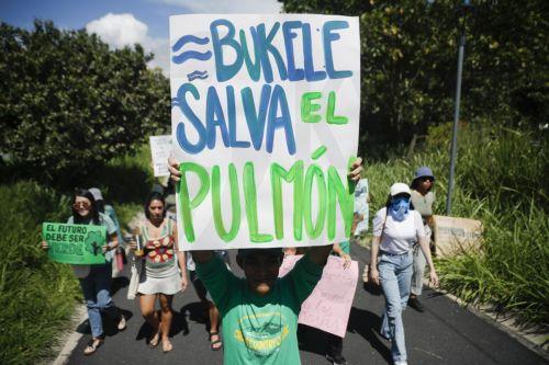 epa12293006 A person holds a sign during a demonstration against the construction of a convention center in San Salvador, El Salvador, 10 August 2025. About 200 people protested against the construction of the convention center in a wooded area near the capital, known as El Espino, and asked that the project be carried out elsewhere.  EPA/RODRIGO SURA