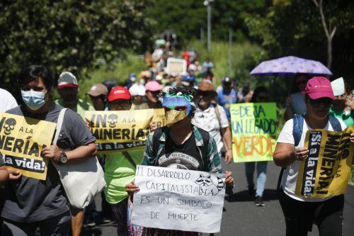 epa12293008 People carry signs during a demonstration against the construction of a convention center in San Salvador, El Salvador, 10 August 2025. About 200 people protested against the construction of the convention center in a wooded area near the capital, known as El Espino, and asked that the project be carried out elsewhere.  EPA/RODRIGO SURA