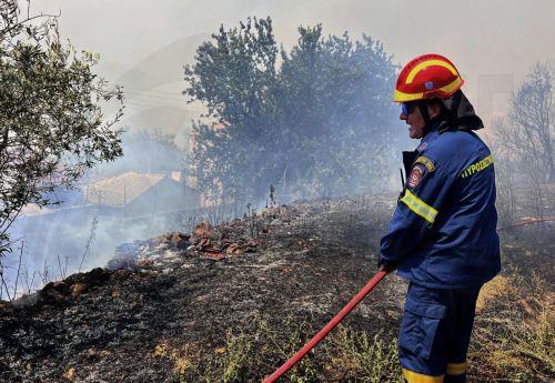 Πυροσβέστης επιχειρεί στην κατάσβεση φωτιάς που ξέσπασε κοντά στην κοινότητα Αγαλά στη Ζάκυνθο, Τρίτη 12 Αυγούστου 2025. Στη Ζάκυνθο οι πολύ ισχυροί άνεμοι αλλά και η αλλαγή της κατεύθυνσής τους έχουν οδηγήσει την πυρκαγιά στις αυλές των πρώτων σπιτιών στον Αγαλά. Επιχειρούν ισχυρές πυροσβεστικές δυνάμεις που προσπαθούν να ελέγξουν τη φωτιά. ...