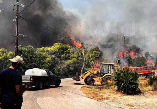 Δυνάμεις πυρόσβεσης επιχειρούν στην κατάσβεση φωτιάς που ξέσπασε κοντά σε κατοικίες στην κοινότητα Αγαλά στη Ζάκυνθο, Τρίτη 12 Αυγούστου 2025. Στη Ζάκυνθο οι πολύ ισχυροί άνεμοι αλλά και η αλλαγή της κατεύθυνσής τους έχουν οδηγήσει την πυρκαγιά στις αυλές των πρώτων σπιτιών στον Αγαλά. Επιχειρούν ισχυρές πυροσβεστικές δυνάμεις που προσπαθούν να ελέγξουν τη...