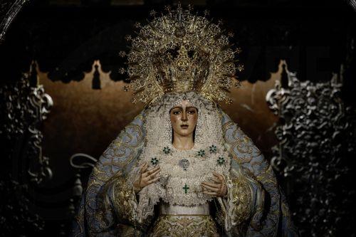 epa12295221 The image of the Esperanza Macarena of Seville is seen in its basilica in Seville, Spain, 12 August 2025. The image will undergo its most extensive restoration to date.  EPA/JOSE MANUEL VIDAL
