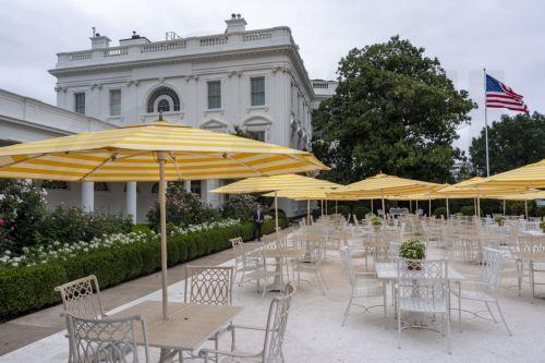 epa12311319 Yellow and white striped umbrellas are open in the recently renovated Rose Garden at the White House, in Washington, DC, USA, 19 August 2025, in Washington.  EPA/ALEX BRANDON / POOL